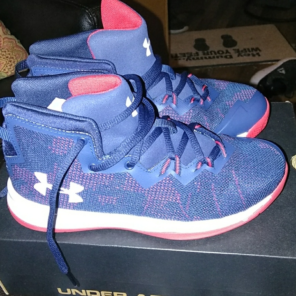 Youth basketball shoes